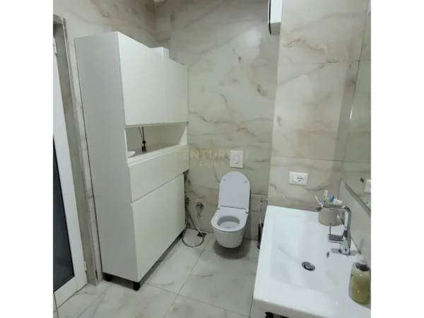 Tirane, jepet me qera 2+1+Ballkon Kati 3, 87 m² (FUSHA AVICIONIT)