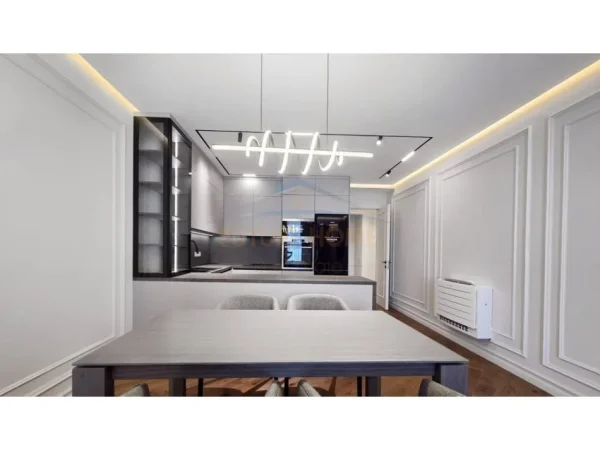 Tirane, jepet me qera apartament 3+1+Ballkon Kati 9, 152 m² 2.200 € (MINE PEZA)