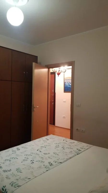 Tirane, jepet me qera apartament 1+1 Kati 3, 70 m² 500 € (Rr. Idriz Dollaku, afer fushes Ali Demi)