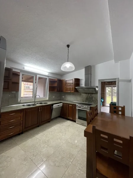 Tirane, jepet me qera apartament+verande | Penthouse 3+1+Aneks+Ballkon Kati 8, 300 m² 1.500 € (Liqeni i thate)