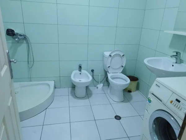 Tirane, jepet me qera apartament 2+1+Ballkon Kati 8, 74 m² 400 € (YZBERISHT)