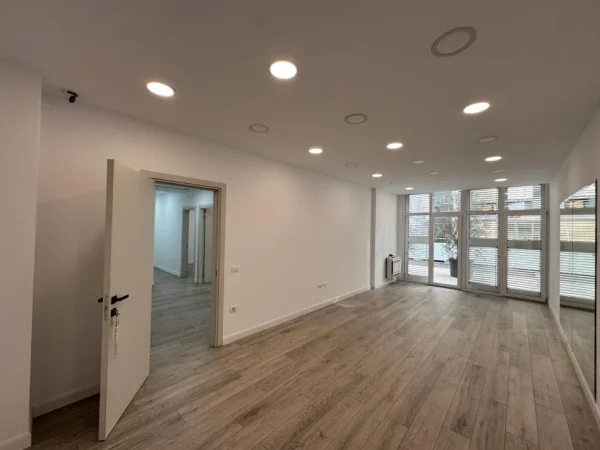 Tirane, jepet me qera zyre Kati 1, 417 m² 5.000 € (kompleksi kika 2)