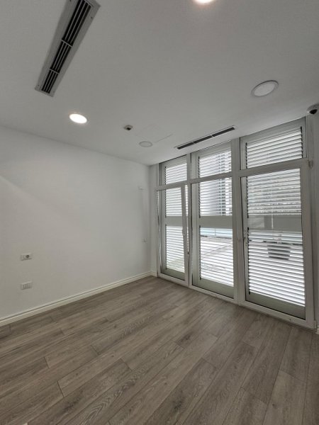 Tirane, jepet me qera zyre Kati 1, 417 m² 5.000 € (kompleksi kika 2)