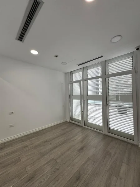 Tirane, jepet me qera zyre Kati 1, 417 m² 5.000 € (kompleksi kika 2)
