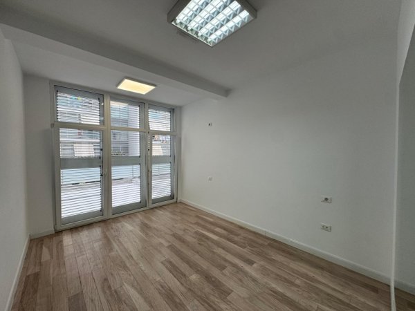 Tirane, jepet me qera zyre Kati 1, 417 m² 5.000 € (kompleksi kika 2)