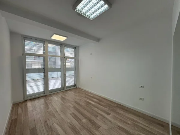 Tirane, jepet me qera zyre Kati 1, 417 m² 5.000 € (kompleksi kika 2)