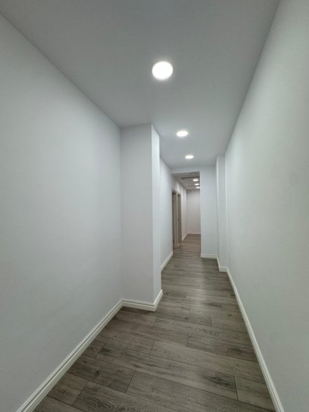 Tirane, jepet me qera zyre Kati 1, 417 m² 5.000 € (kompleksi kika 2)