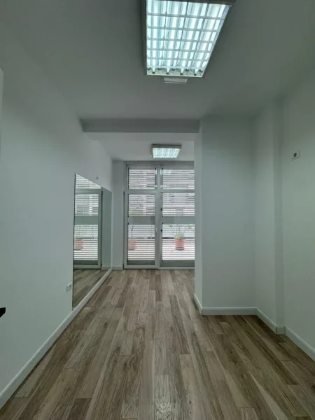 Tirane, jepet me qera zyre Kati 1, 417 m² 5.000 € (kompleksi kika 2)
