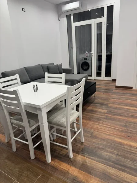 🏡 Apartament 1+1 me Qira – Terminali i Veriut (Pallatet e Verdha)