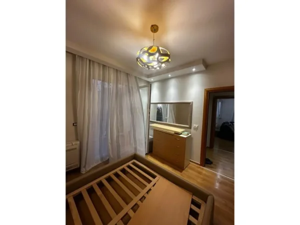 Tirane, jepet me qera apartament 1+1 Kati 3, 400 € 