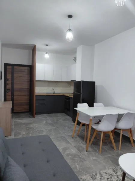 Tirane, jap me qera apartament 1+1 Kati 3, 380 € (Univers City)