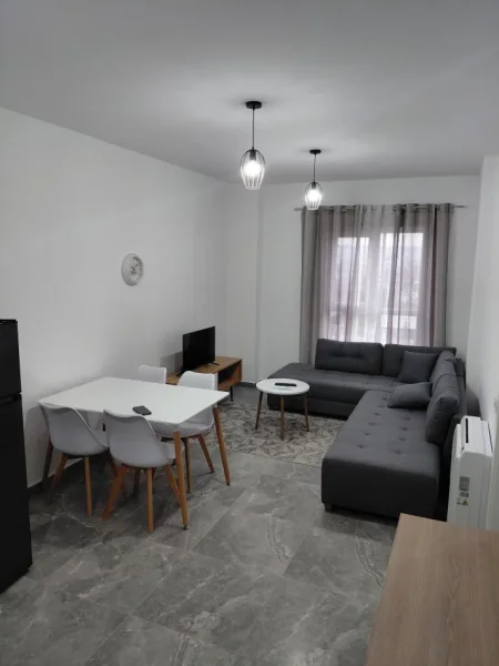 Tirane, jap me qera apartament 1+1 Kati 3, 380 € (Univers City)