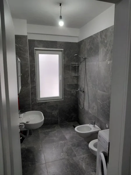 Tirane, jap me qera apartament 1+1 Kati 3, 380 € (Univers City)