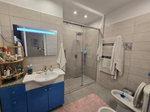 Tirane, jepet me qera apartament Kati 3, (100m2) ....(Rruga Dervish Hekali)