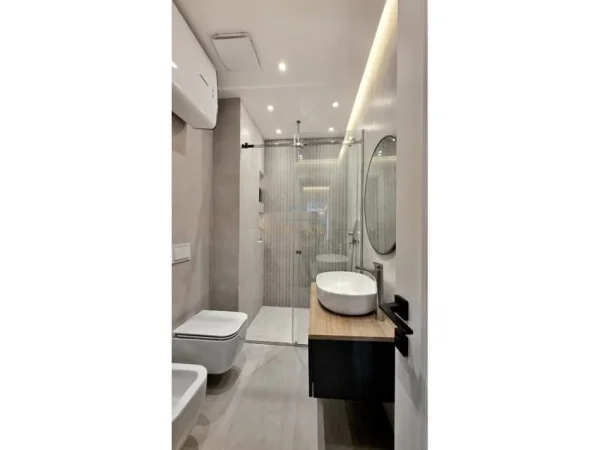 Tirane, jepet me qera apartament 3+1+2+Post parkimi+Ballkon Kati 9, 152 m² 2.200 € (Rr. Mine Peza, Rezidenca Golden Tower)