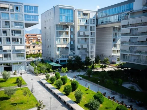 Tirane, jepet me qera zyre Kati 2, 125 m² 1.200 € (Komuna Parisit)