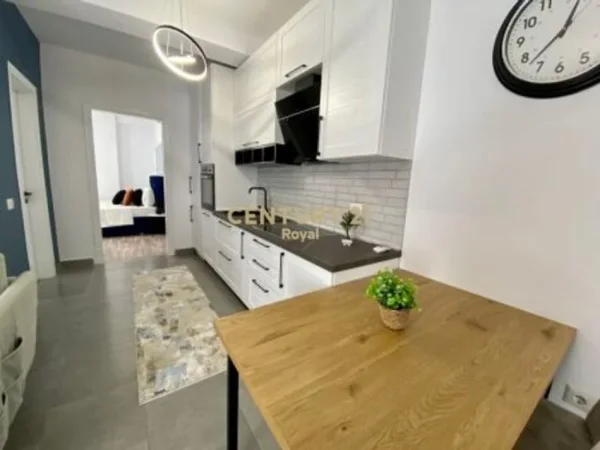 Tirane, jepet me qera apartament 1+1 Kati 1, 65 m² 650 € (Rruga e Kavajes)