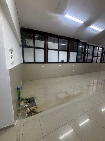 Tirane, jepet me qera dyqan Kati 0, 72 m² 550 € (Mbikalimi i Komunës)