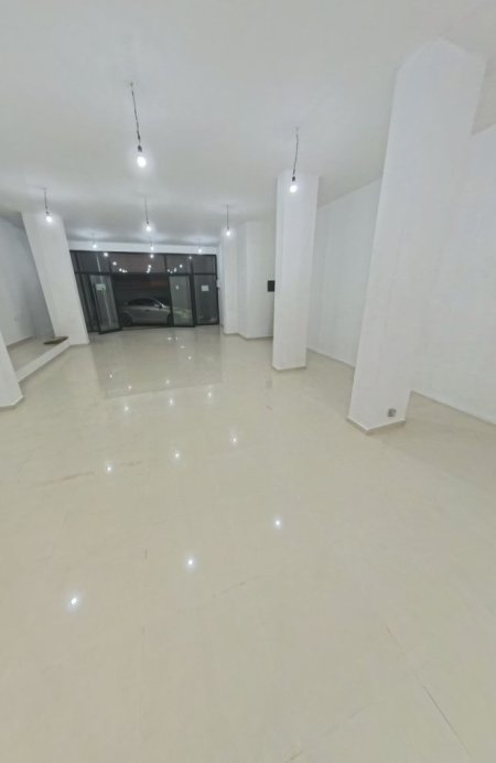 Tirane, jepet me qera dyqan Kati 0, 130 m² 900 € (5 Maji)