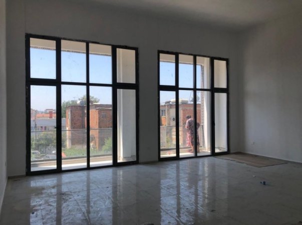 Shqiperi, jepet me qera ambjent biznesi Kati 1, 77 m² 900 € (Xhamlliku)