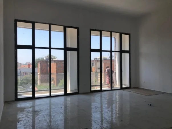 Shqiperi, jepet me qera ambjent biznesi Kati 1, 77 m² 900 € (Xhamlliku)