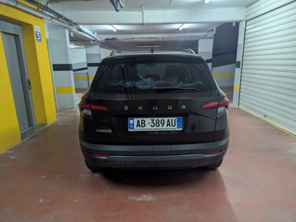 Tirane, shitet SUV Skoda Karoq Nafte, kafe automatik Klima 57 km 18.000 €