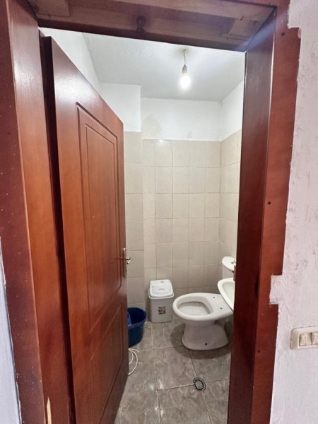 Tirane, jepet me qera ambjent biznesi Kati 0, 52 m² 300 € (Astir)