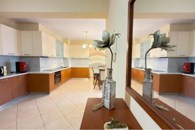 Tirane, jepet me qera apartament 2+1 , 110 m² 700 € (Zogu i Zi)