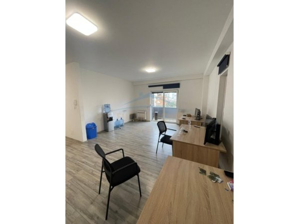 Tirane, jepet me qera zyre Kati 1, 214 m² (Rruga Panorama)