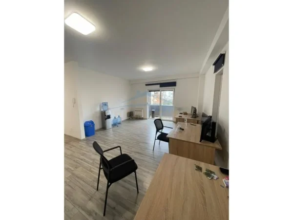 Tirane, jepet me qera zyre Kati 1, 214 m² (Rruga Panorama)