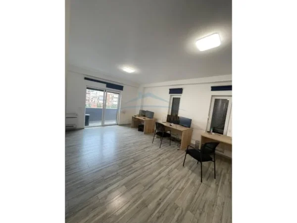 Tirane, jepet me qera zyre Kati 1, 214 m² (Rruga Panorama)
