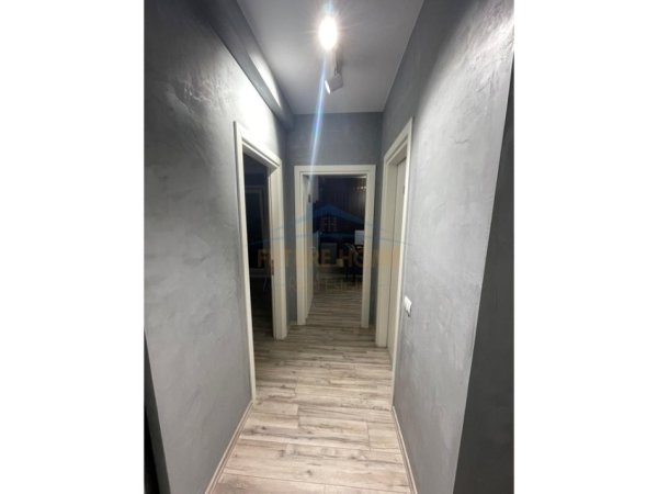 Tirane, jepet me qera zyre Kati 1, 214 m² (Rruga Panorama)