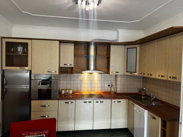 Tirane, jepet me qera apartament 2+1 Kati 7, 112 m² 1.100 € (rruga Brigata VIII)