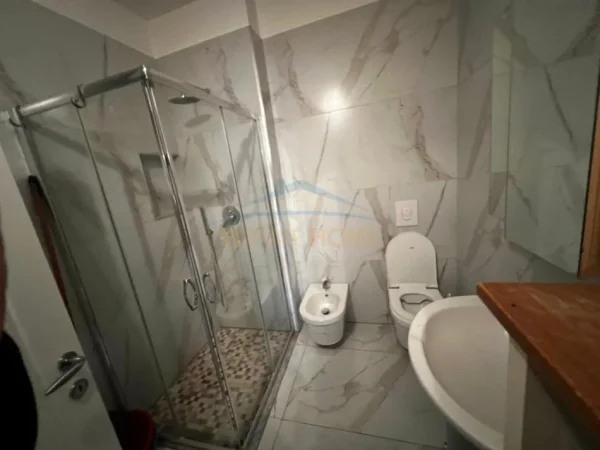 Tirane, jepet me qera apartament 2+1 Kati 7, 112 m² 1.100 € (rruga Brigata VIII)