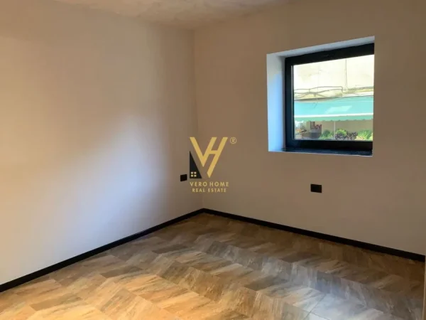 Tirane, jepet me qera ambjent biznesi Kati 0, 85 m² 1.000 € (STADIUMI DINAMO)