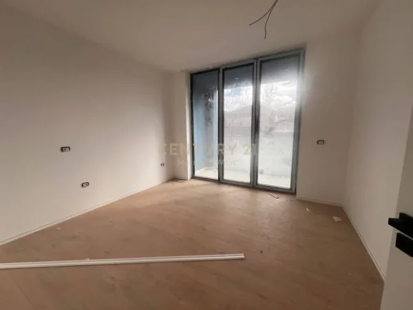 Tirane, jepet me qera ambjent biznesi Kati 1, 140 m² 1.700 € (Materniteti i ri)