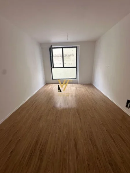 Tirane, jepet me qera zyre Kati 1, 70 m² 550 € (JORDAN MISJA)