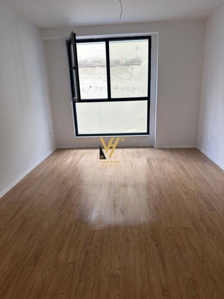 Tirane, jepet me qera zyre Kati 1, 70 m² 550 € (JORDAN MISJA)