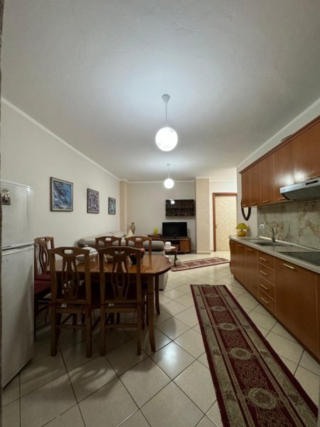 Tirane, jepet me qera apartament 2+1+Ballkon Kati 4, 93 m² 650 € (Kristal Center /Rr.Robart Shvarc)