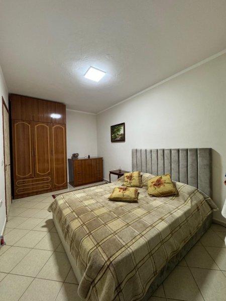 Tirane, jepet me qera apartament 2+1+Ballkon Kati 4, 93 m² 650 € (Kristal Center /Rr.Robart Shvarc)