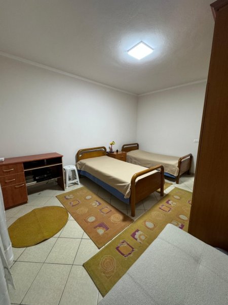 Tirane, jepet me qera apartament 2+1+Ballkon Kati 4, 93 m² 650 € (Kristal Center /Rr.Robart Shvarc)