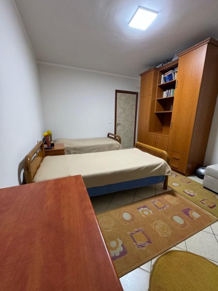 Tirane, jepet me qera apartament 2+1+Ballkon Kati 4, 93 m² 650 € (Kristal Center /Rr.Robart Shvarc)