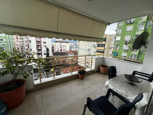 Tirane, jepet me qera apartament 2+1+Ballkon Kati 7, 112 m² 1.100 € (Bllok)