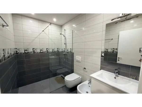 Tirane, jepet me qera apartament 2+1+Aneks+Ballkon Kati 6, 90 m² 800 € (Fiori Di Bosko)