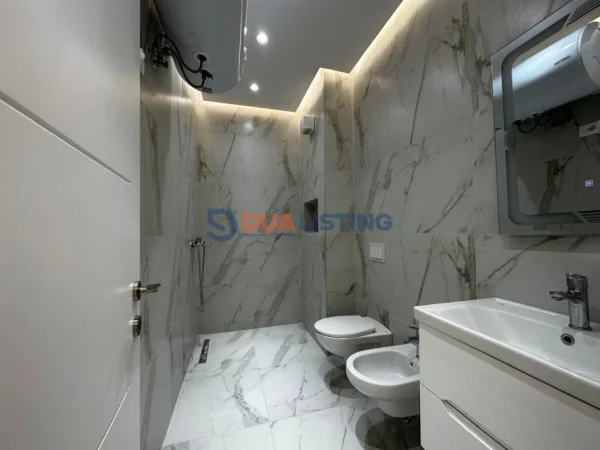 Tirane, jepet me qera zyre , 106 m² 750 € (Rruga e Dibres)