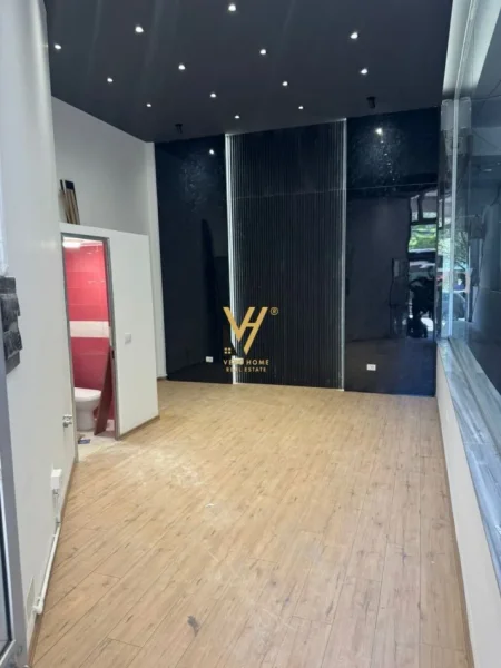 Tirane, jepet me qera zyre Kati 0, 27 m² 450 € (RRUGA E BARRIKADAVE)