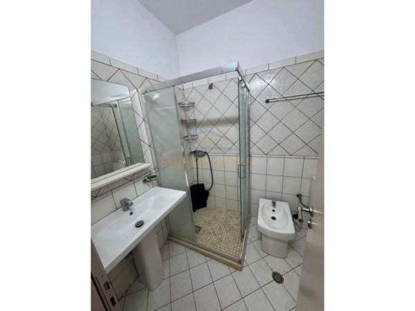 Tirane, jepet me qera apartament 2+1 Kati 2, 105 m² 550 €