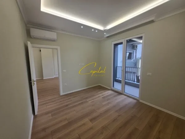 Tirane, jepet me qera zyre Kati 2, 67 m² 700 € (KOMUNA E PARISIT)