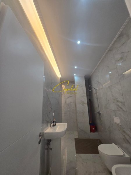 Tirane, jepet me qera zyre Kati 2, 67 m² 700 € (KOMUNA E PARISIT)