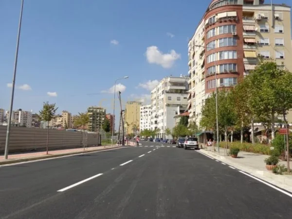 Tirane, jepet me qera apartament 3+1+Aneks+Ballkon Kati 4, 167 m² 2.300 € 